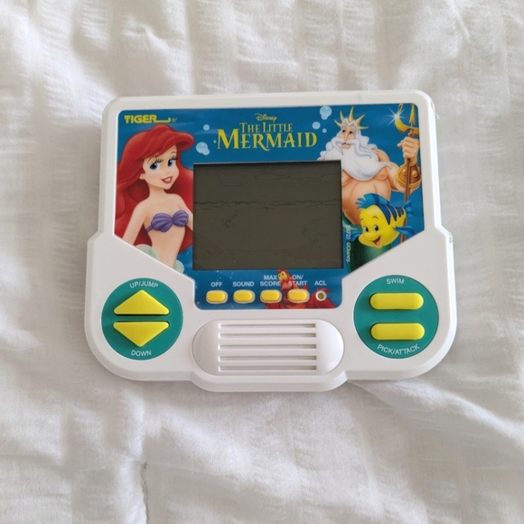 Retro Hasbro Gaming Tiger Electronics Disney The Little Mermaid Electronic Game - Picture 1 of 5